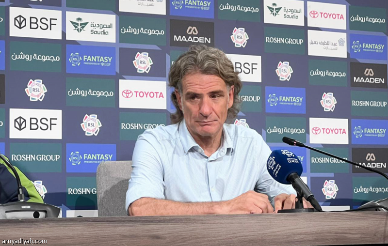 كarinio يتحدث عن إضاعة الوقت في مباراة الاتحاد والرياض المثيرة