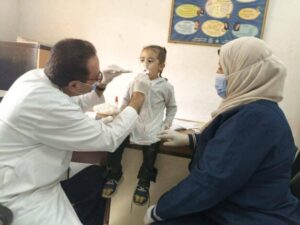 من الأطفال إلى كبار السن.. الكشف الطبي على 974 مواطناً بقرية المغالقة بملوي