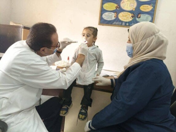 من الأطفال إلى كبار السن.. الكشف الطبي على 974 مواطناً بقرية المغالقة بملوي