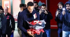 لفتة إنسانية من أرنولد وألونسو إلى جوتا قبل قمة ليفربول ضد الريال.. صور