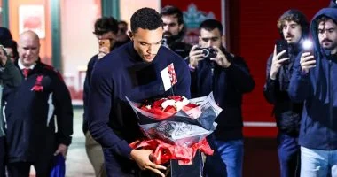 لفتة إنسانية من أرنولد وألونسو إلى جوتا قبل قمة ليفربول ضد الريال.. صور