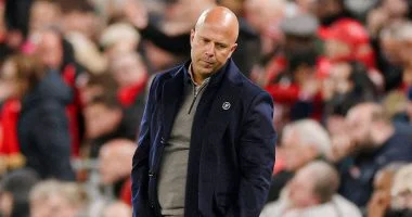 انهيار ليفربول يفجر غضب الجماهير.. وسلوت يواجه كابوس الإقالة