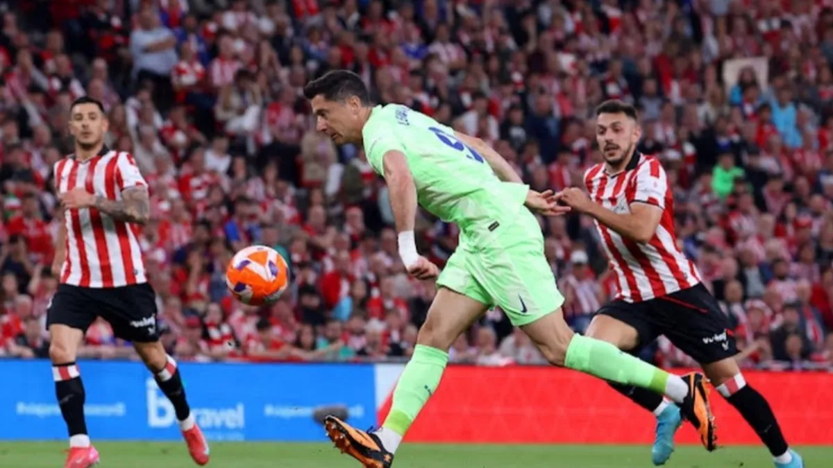 ليفاندوفسكي يرفض فكرة الرحيل ويجدد التزامه مع برشلونة بشكل كامل