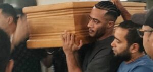 انهيار نجله.. أبرز مشاهد تشييع جنازة والد محمد رمضان من مسجد مصطفى محمود