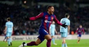 مانشستر يونايتد يدرس التعاقد مع مهاجم برشلونة السابق