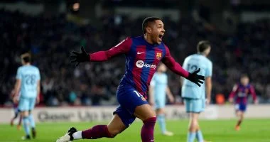 مانشستر يونايتد يدرس التعاقد مع مهاجم برشلونة السابق