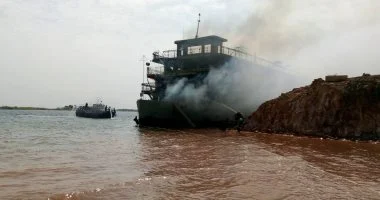 محافظ أسوان: إخماد حريق محدود بباخرة سياحية خلال أعمال الصيانة