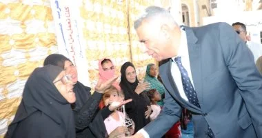 محافظ أسوان والزعماء الدينيون يزورون لجان انتخابات البرلمان المصري