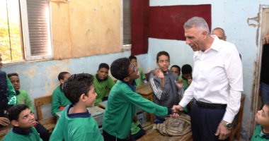 محافظ أسوان يتابع مدرسة التربية الفكرية ويكشف خطة تحديثها بالصور