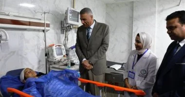 محافظ أسوان يتفقد حالة الطالبة المصابة في حادث الأتوبيس الصحراوي