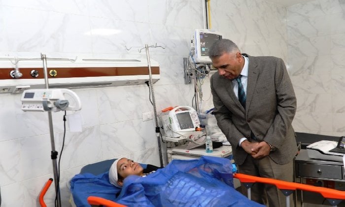 محافظ أسوان يزور طالبة مصابة فى حادث أتوبيس ويؤكد تسخير كل الإمكانيات لعلاج المصابين