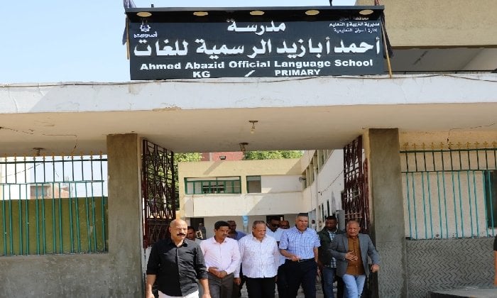 محافظ أسوان يفاجئ العاملين بمدرسة أحمد أبازيد الرسمية للغات ويكلف بسرعة إنهاء أعمال التطوير