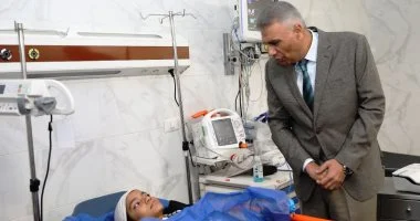 محافظ أسوان يستمر في متابعة حالة مصابي حادث أتوبيس الأطفال