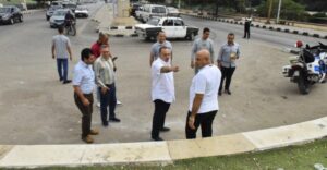 محافظ أسيوط يوجه بتوسعة عاجلة للشوارع وإعادة هندسة الحركة بميداني «الساعة والحرب والسلام»