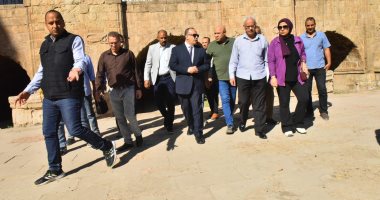 محافظ أسيوط يعاين قنطرة المجذوب الأثرية ويأمر بسرعة ترميم نقوشها.