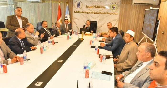 محافظ أسيوط يترأس غرفة العمليات المركزية لمتابعة انتخابات النواب ويدعو المواطنين للمشاركة