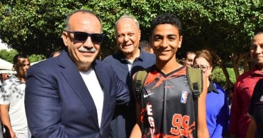 محافظ أسيوط يكرم 65 سباحًا متميزًا في زيارته لنادي الشبان المسيحية