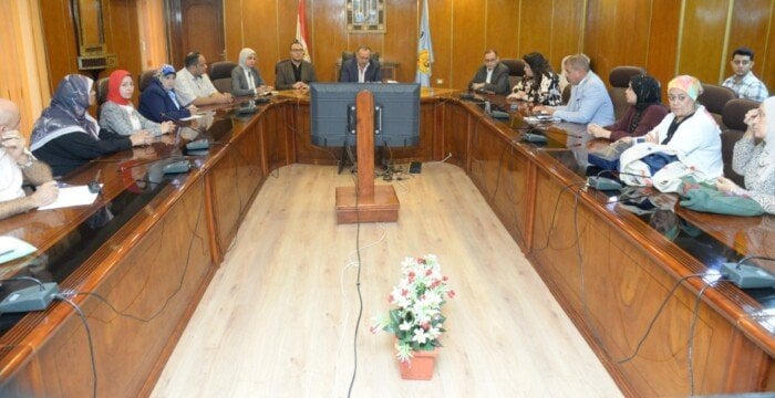 محافظ أسيوط يجتمع بمسئولي الجمعيات الأهلية لبحث المشاركة في معارض بالقاهرة ودعم الأسر المنتجة