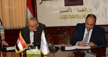 محافظ الأقصر ورئيس تنمية الصعيد يوقعان عقود إنشاء مجمع لتصنيع الطماطم