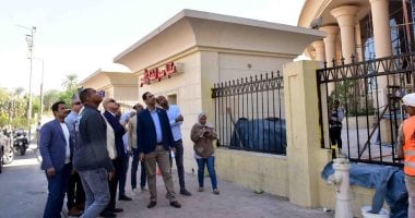 محافظ الأقصر يتابع تجديد مكتبة مصر العامة وأعمال رصف طريق الطوناب