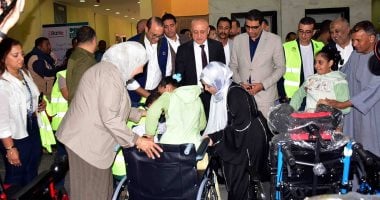 محافظ الأقصر يتفقد فحص 450 حالة في قافلة قادرون الطبية