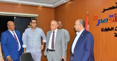 محافظ الأقصر يراجع غرفة عمليات الشبكة الوطنية قبل إغلاق اللجان الانتخابية