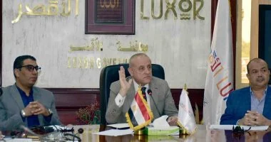 محافظ الأقصر يراجع نظام التقنين وتقدم الإنجاز وعدد الطلبات المقدمة