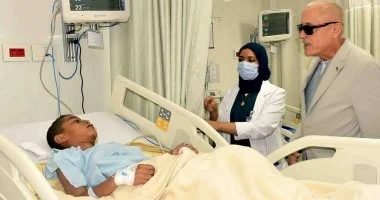 محافظ الأقصر يزور أطفال حادث الأتوبيس ويوزع مساعدات للأسر المتضررة