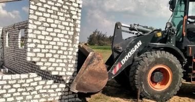 محافظ الإسماعيلية يشرف على إزالة مزرعة دواجن مخالفة بأبو صوير