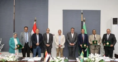 محافظ الإسماعيلية يكرم المسؤولين التنفيذيين لترقيتهم ورؤساء تلفزيون وإذاعة القنال.