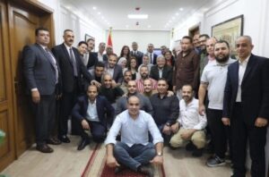 محافظ الجيزة يلتقط صورة تذكارية مع فريق العمل المشارك في تجهيزات افتتاح المتحف