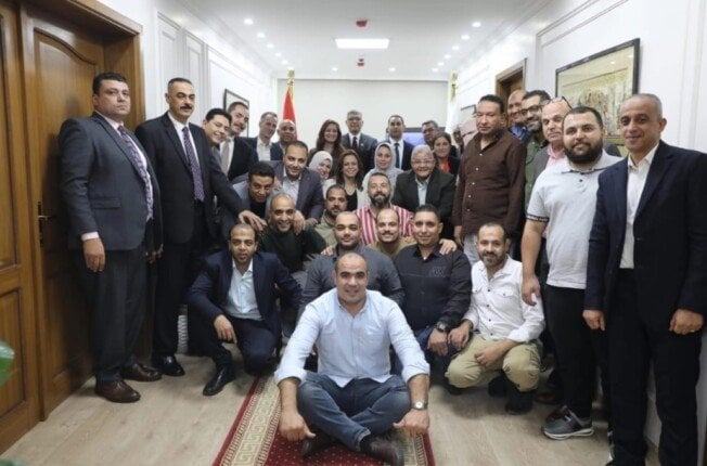 محافظ الجيزة يلتقط صورة تذكارية مع فريق العمل المشارك في تجهيزات افتتاح المتحف