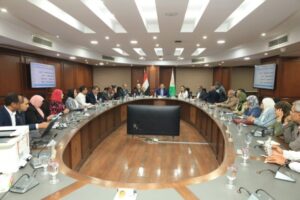 محافظ الجيزة يشهد إجراء القرعة الإلكترونية لعدد 1700 مدفن بطريق الفيوم