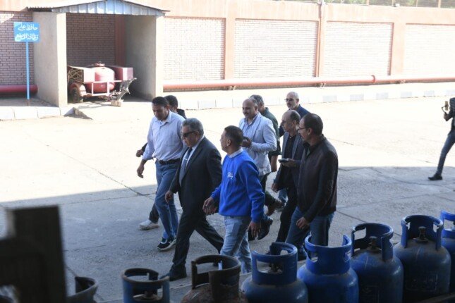 محافظ الدقهلية يُفاجِئ مصنع تعبئة اسطوانات الغاز بطلخا للتأكد من الالتزام بالأوزان