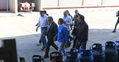 محافظ الدقهلية يزور مصنع أسطوانات الغاز بطلخا للتحقق من الأوزان.