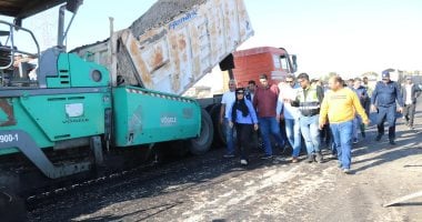 محافظ السويس يتابع رصف طريق الزرقان في حي الجناين