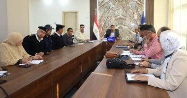 محافظ السويس يجتمع لبحث خطة استثمارات المحافظة المستقبلية