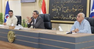 محافظ السويس يجتمع مع القيادات لبحث قضايا تهم المواطنين.