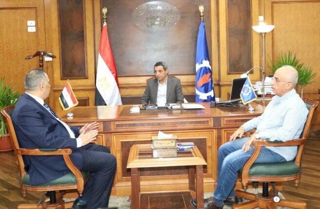 محافظ السويس يستقبل رئيس الشركة القابضة لمياه الشرب والصرف الصحي بمحافظات القناة عقب توليه منصبه الجديد