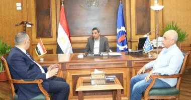 محافظ السويس يلتقي رئيس شركة مياه الشرب والصرف الصحي لقناة المحافظات