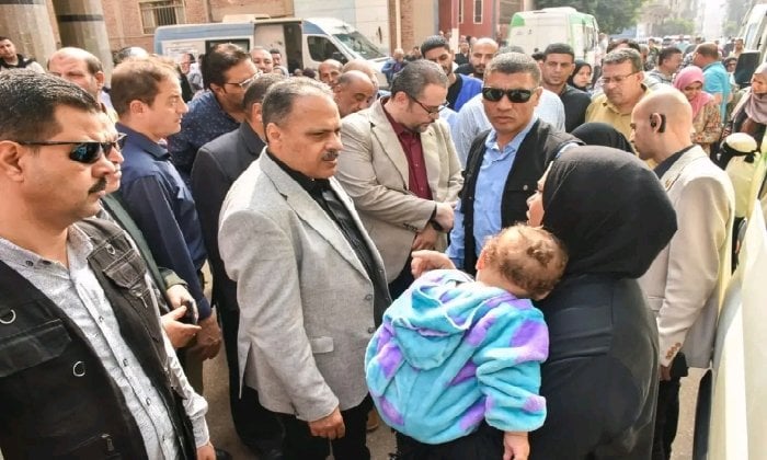 خلال تفقدة قافلة طبية.. .محافظ الشرقية يستجيب لطلب سيده باجراء جراحة عاجلة لطفلها