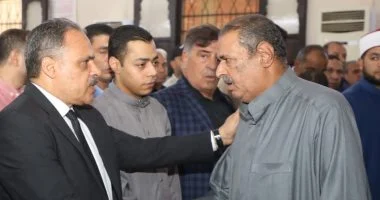 محافظ الشرقية يشارك في جنازة رئيس ديرب نجم ويشيد بنشاطه المتميز
