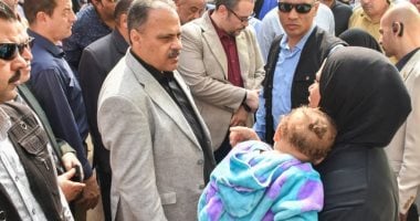 محافظ الشرقية يقدم العلاج لطفل بالقنايات ويتفقد القافلة الطبية المجانية