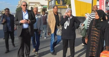 محافظ الغربية يراقب حركة النقل بطنطا ويساهم في تسهيل نقل المواطنين.