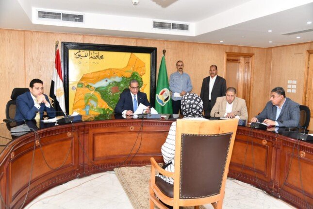 محافظ الفيوم يوجه بتوفير مشروعات وفرص عمل للفئات الأولى بالرعاية
