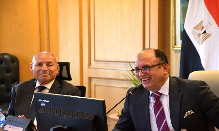 محافظ القاهرة يشيد بمبادرة الجامعة لتفعيل معرض تطبيقات مشروعات الطلاب محافظ القاهرة يثنى على مبادرة الجامعة لإطلاق معرض تطبيقى لمنتجات ومشروعات الطلاب