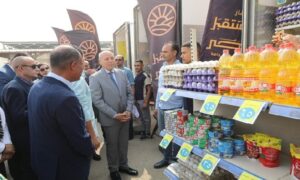محافظ القاهرة يتفقد سوق اليوم الواحد بحى 15 مايو