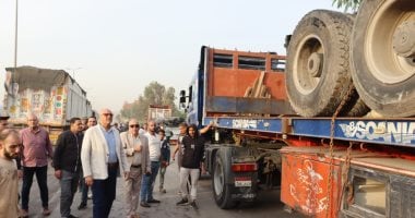محافظ القليوبية يتابع رفع تريلا سقطت بطوخ ويوجه بدراسة توسيع الكوبري