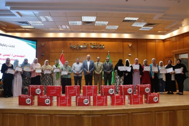 محافظ القليوبية يُهدي ماكينات خياطة لـ15 متدربة من أوائل خريجات دورات مهنة الخياطة