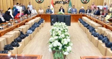محافظ المنوفية يقدم مساعدات لسبعين وثلاث حالات إنسانية مالياً وعينياً